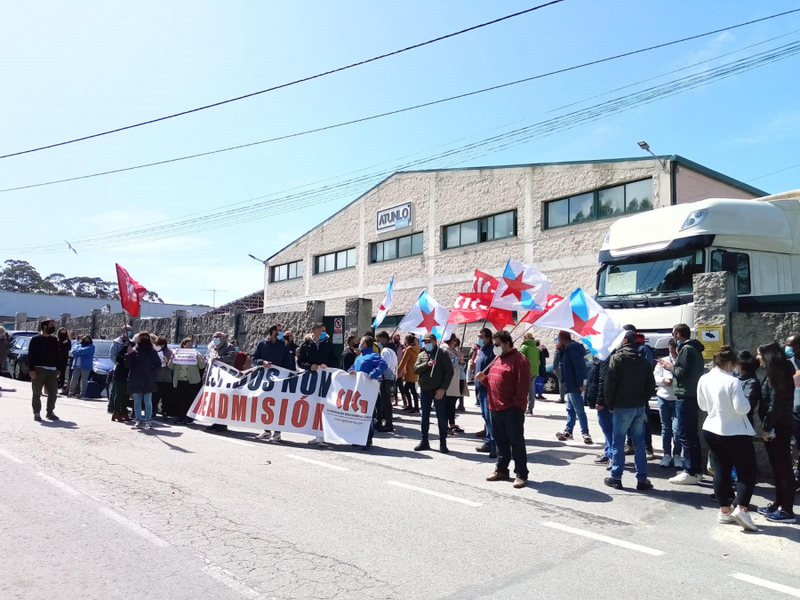 Una protesta ante Atunlo pide la readmisión de los 14 despedidos y denuncia ajustes a otros doce