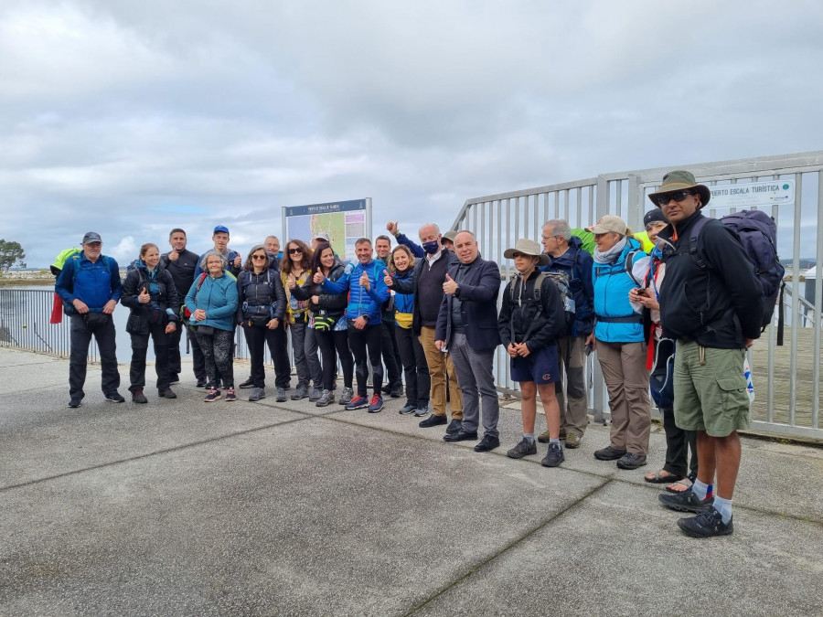 Vilanova inicia el puente con los albergues llenos y con la salida de tres barcos con peregrinos