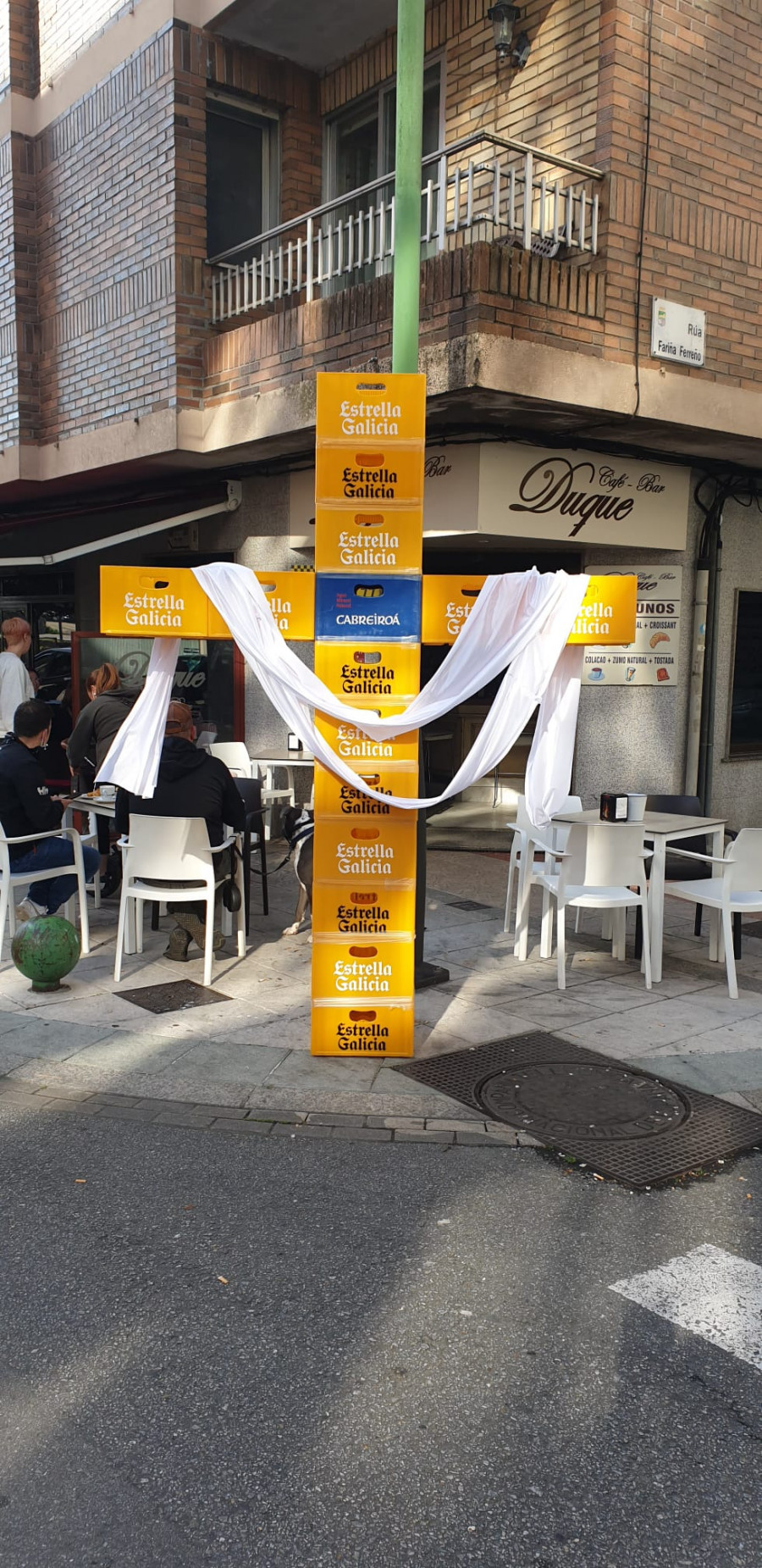 La particular Semana Santa del bar El Duque, en Vilagarcía