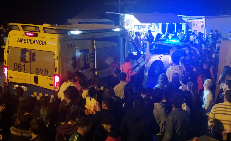 Evacuados cinco menores con comas etílicos de una fiesta en el muelle de Castiñeiras, en Ribeira