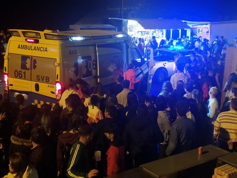 Evacuados cinco menores con comas etílicos de una fiesta en el muelle de Castiñeiras, en Ribeira