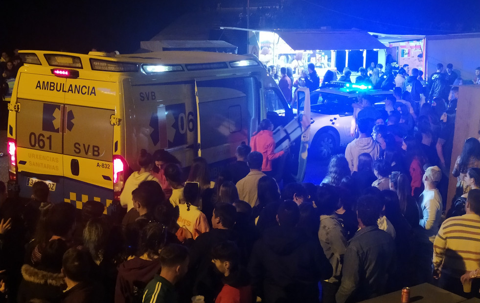Evacuados cinco menores con comas etílicos de una fiesta en el muelle de Castiñeiras, en Ribeira