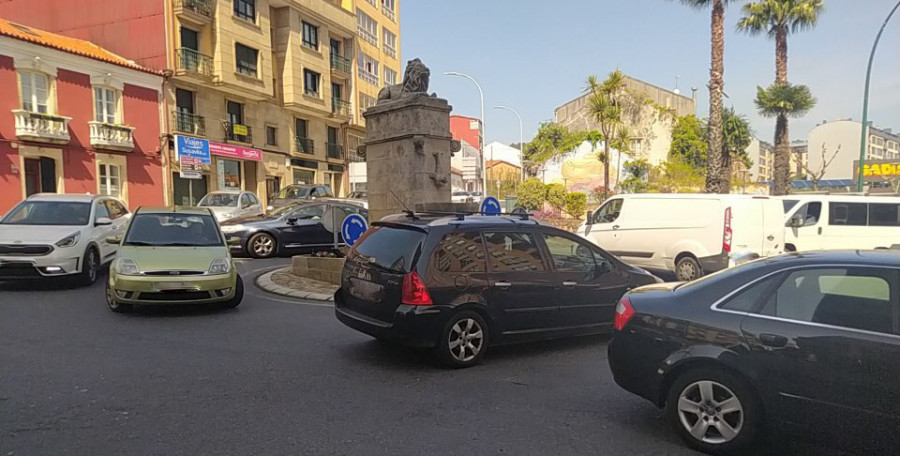La gran afluencia de vehículos al centro de Ribeira colapsa durante la mañana varias de sus calles