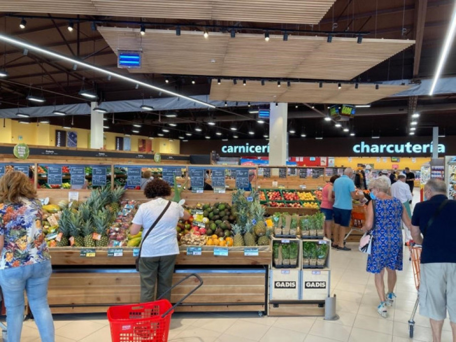 Un hombre entra en un supermercado de Poio con una escopa y dispara dentro