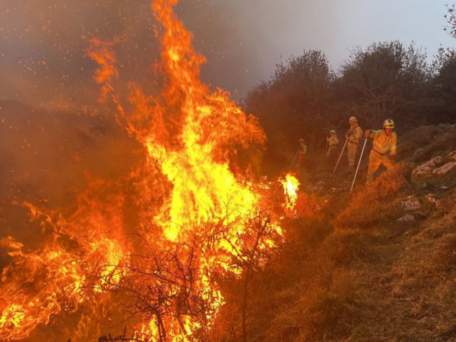 Estabilizado el incendio forestal en Palas de Rei que afecta a unas 150 hectáreas