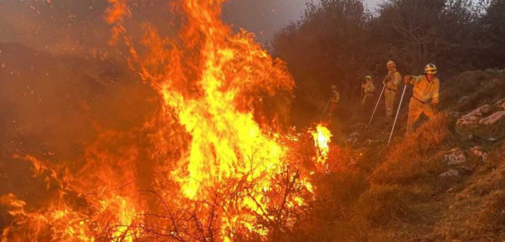 Estabilizado el incendio forestal en Palas de Rei que afecta a unas 150 hectáreas