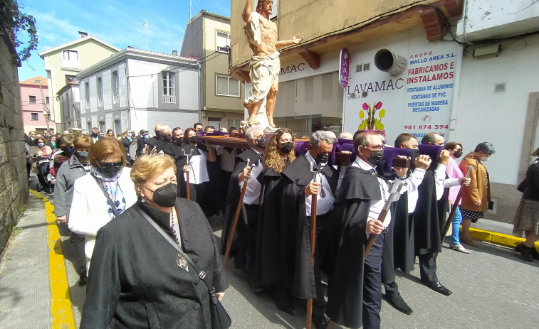 O Caramiñal estrenó la procesión de Jesús Resucitado con una talla del escultor palmeirense Ricardo Dávila