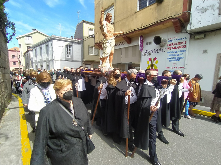 O Caramiñal estrenó la procesión de Jesús Resucitado con una talla del escultor palmeirense Ricardo Dávila