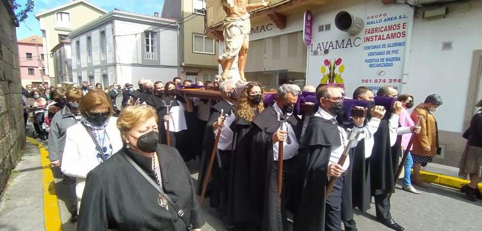 O Caramiñal estrenó la procesión de Jesús Resucitado con una talla del escultor palmeirense Ricardo Dávila