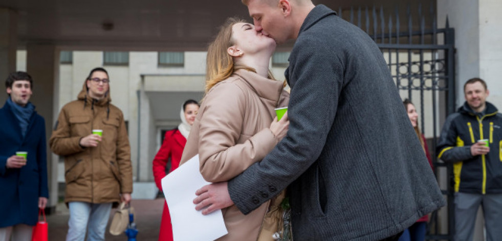 Una boda y un poco de alegría en medio de la guerra en Ucrania