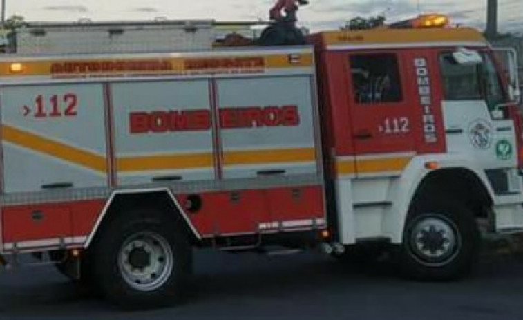 Arde la campana extractora de una vivienda por una sartén olvidada al fuego en O Grove