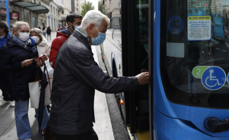 Expertos del CSIC abogan por mantener la mascarilla en el transporte público