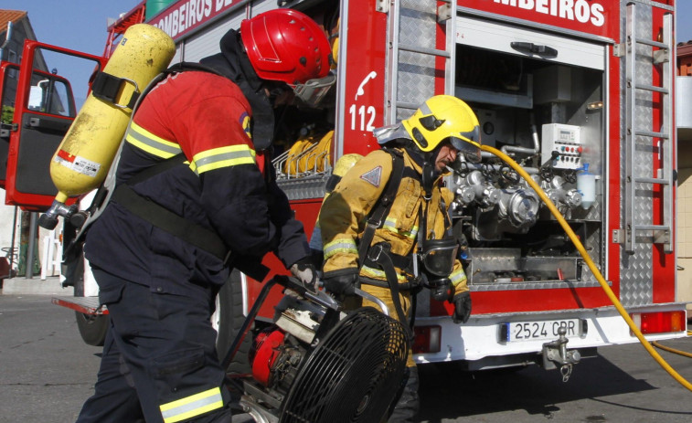 Efectivos de emergencias entran en un piso alertados por una fuga de gas en Vilagarcía mientras sus habitantes dormían