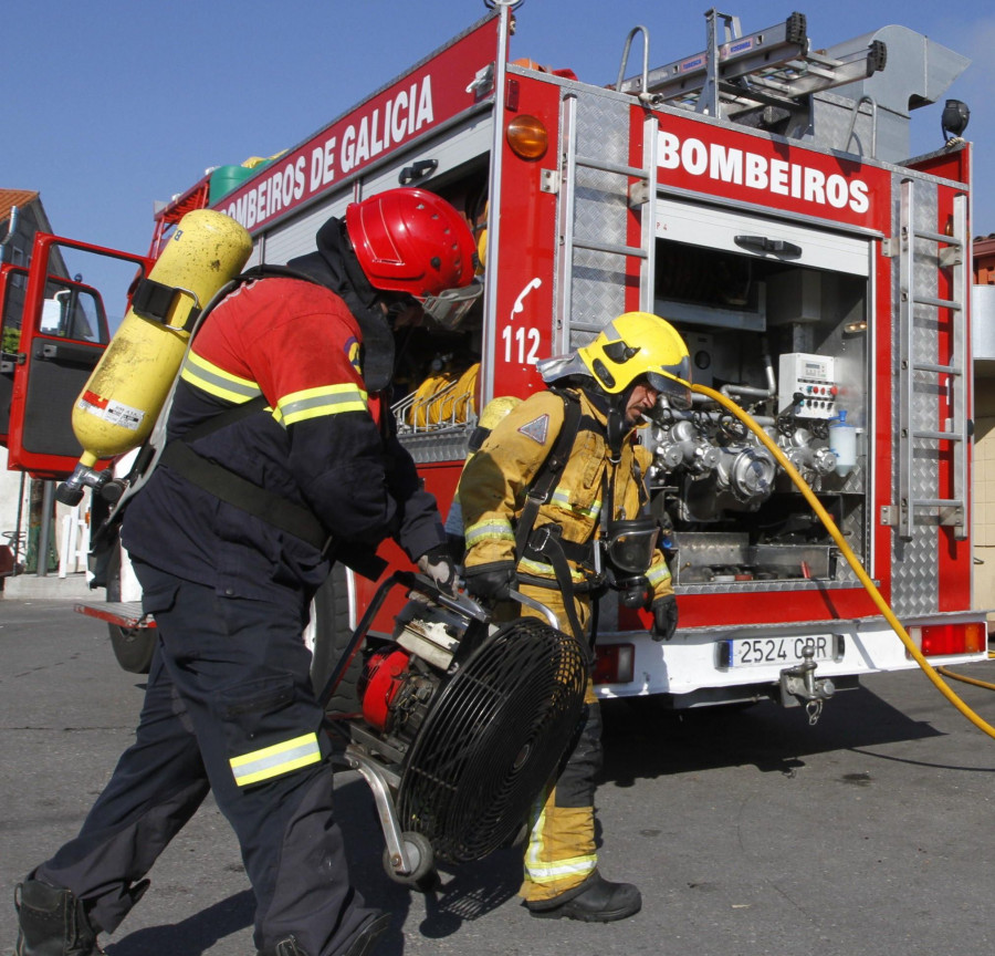 Efectivos de emergencias entran en un piso alertados por una fuga de gas en Vilagarcía mientras sus habitantes dormían