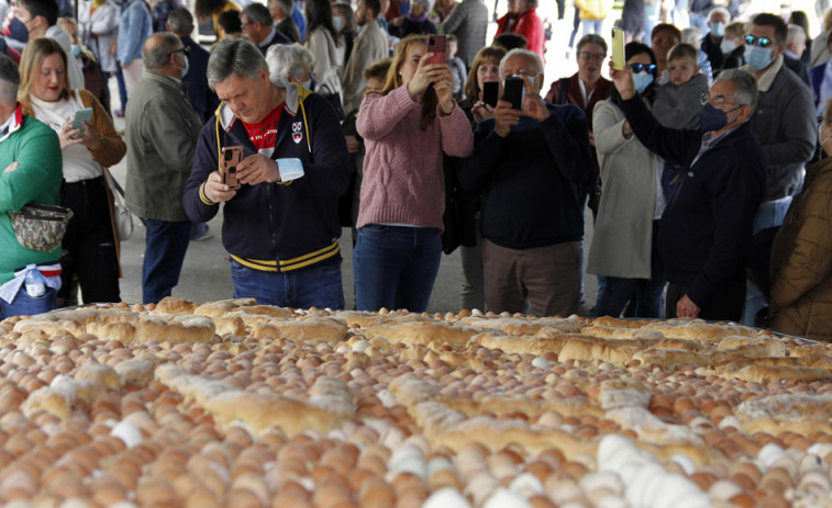 Paradela adereza con 6.000 huevos el Bollo de Pascua más dulce del Libro Guinnes