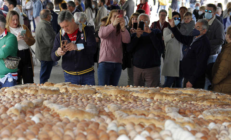 Paradela adereza con 6.000 huevos el Bollo de Pascua más dulce del Libro Guinnes