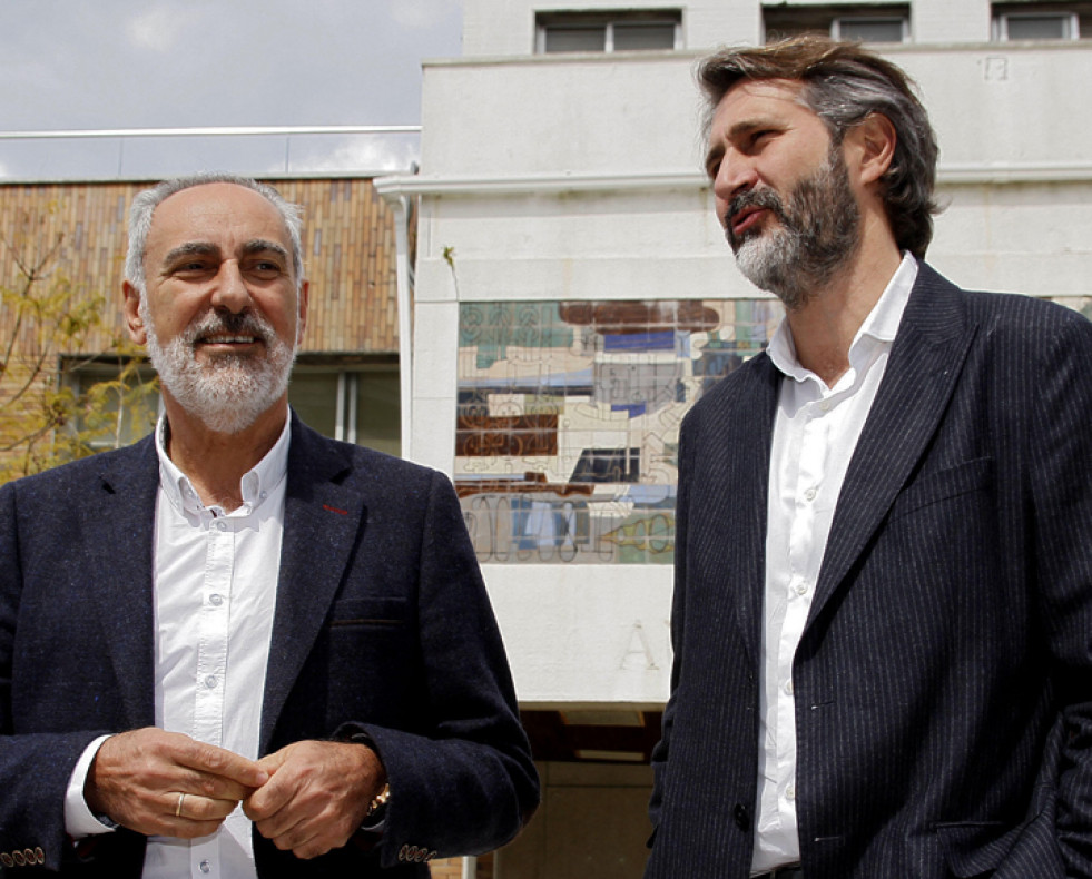 El presidente del Puerto, José Manuel Cores Tourís, y el alcalde de Vilagarcía, Alberto Varela, ayer frente al edificio de la Comandancia  gonzalo salgado