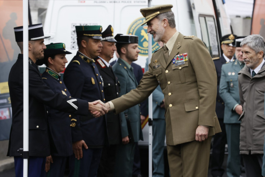 El rey Felipe VI visita el puesto de la Guardia Civil de Sarria para reconocer su labor en el Año Santo