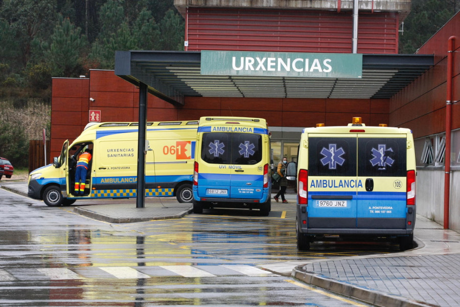 Asistidas tres personas tras chocar dos coches en Catoira