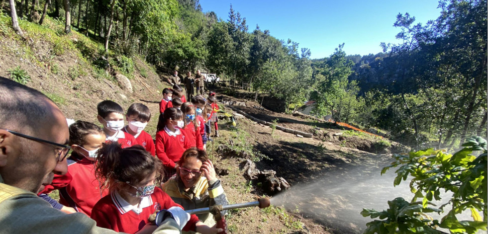 Escolares de “La Encarnación” contribuyen a recuperar Segade con la plantación de 33 robles