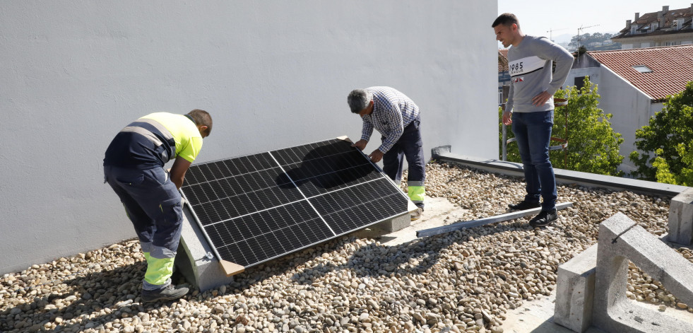 A Illa ultima el paso a energías limpias en los edificios públicos con placas solares en el auditorio