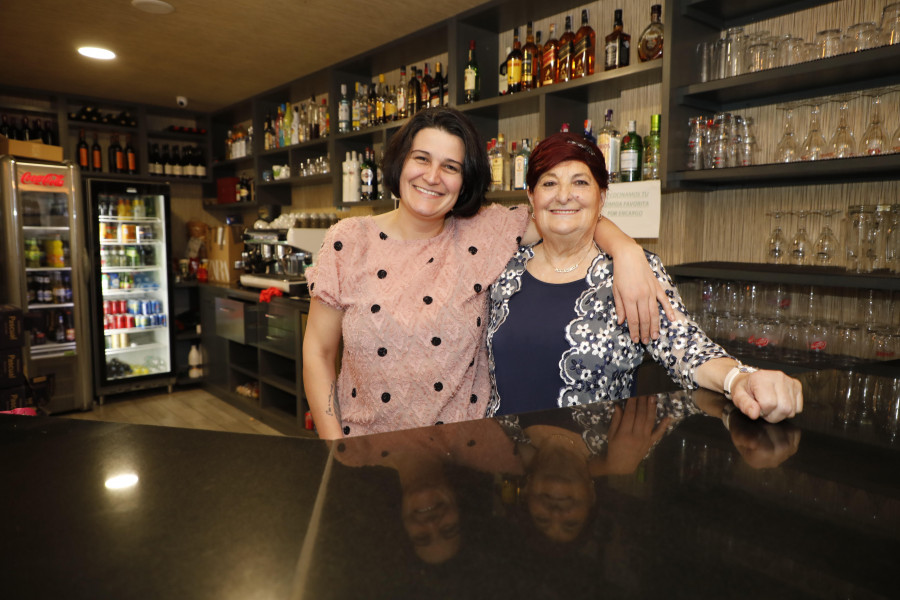 Medio século de cafés e de vidas compartidas detrás da barra do bar “O Coxo”