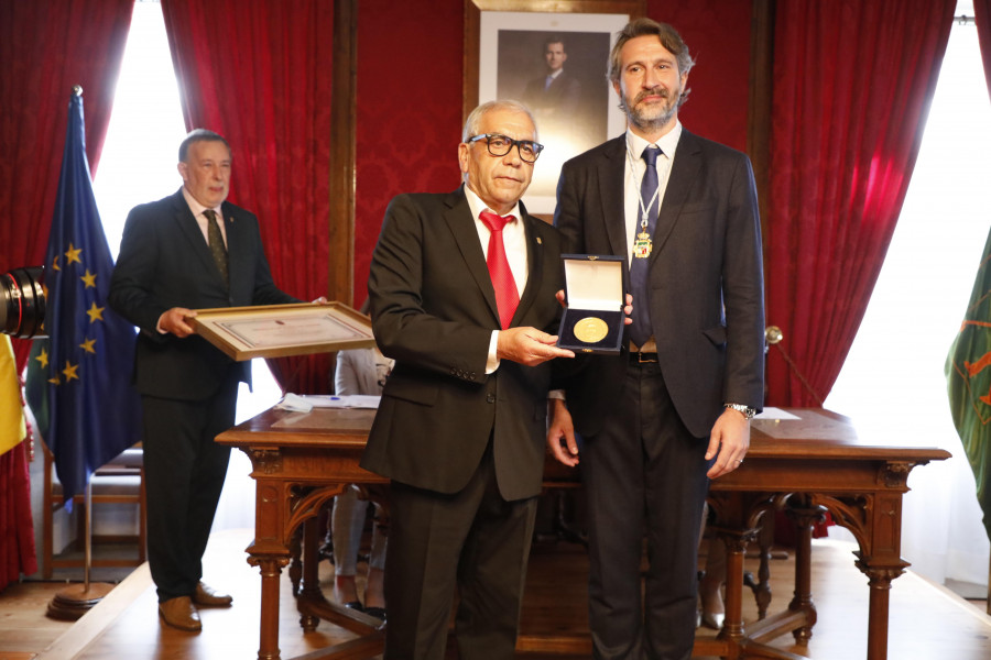 Vilagarcía salda su deuda con el Arosa al entregarle la Medalla de Ouro de la ciudad