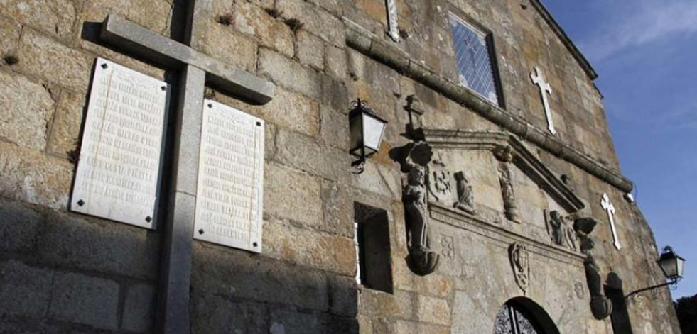 Patrimonio y la Iglesia autorizan la retirada de los símbolos franquistas en Santa Mariña Dozo