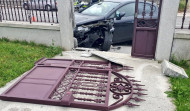 Un coche se empotra contra el muro de una vivienda en Ribadumia
