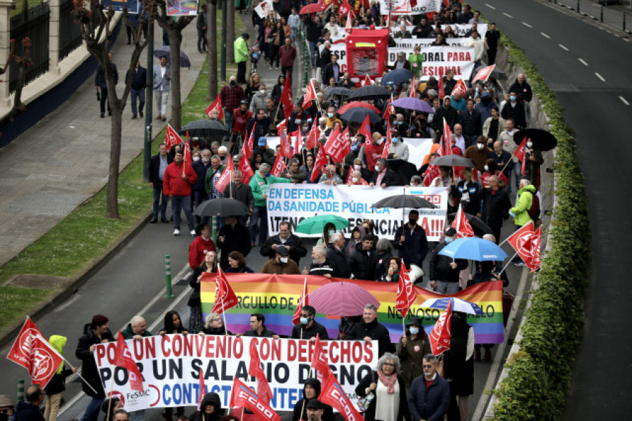 Miles de trabajadores exigen en Galicia "no pagar los platos rotos" de la crisis