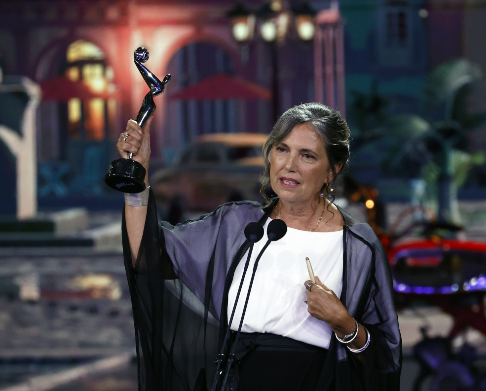 Claudia Piñeiro recibe el premio al Mejor Creador de Teleserie por El reino