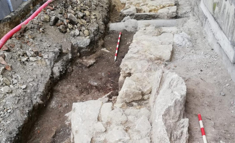 Aparecen restos de una casa “pudiente” y desconocida de 400 años de antigüedad en Rúa Nova