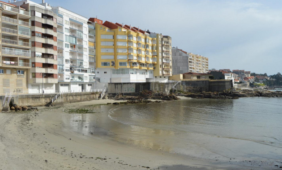 Costas no autoriza otro aporte de arena en A Carabuxeira sin volver a tramitar los estudios previos