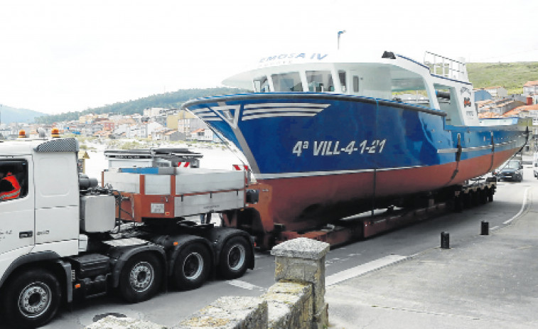 El astillero Fibramar de Laxe bota tres bateeiros con destino al puerto de O Grove