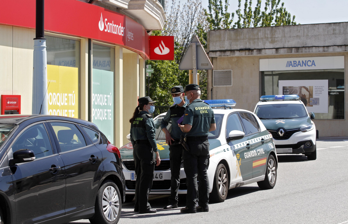 Agentes de la Guardia Civil iniciaron ayer poco despuu00e9s del suceso la investigaciu00f3n del asalto  gonzalo salgado