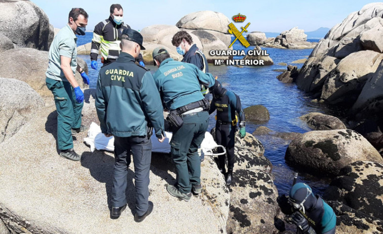 El cuerpo del buzo vilagarciano apareció a unos tres metros de profundidad y cerca de la costa