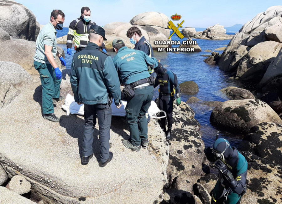 El cuerpo del buzo vilagarciano apareció a unos tres metros de profundidad y cerca de la costa