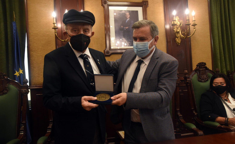 Santos Oujo recibe la Medalla de Ouro de Ribeira en un acto que ensalzó su trayectoria profesional y personal