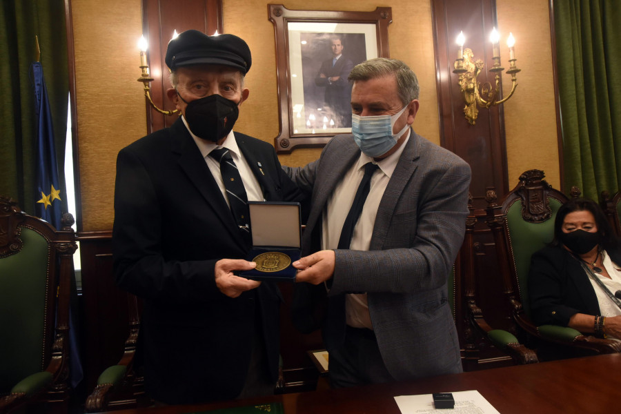 Santos Oujo recibe la Medalla de Ouro de Ribeira en un acto que ensalzó su trayectoria profesional y personal