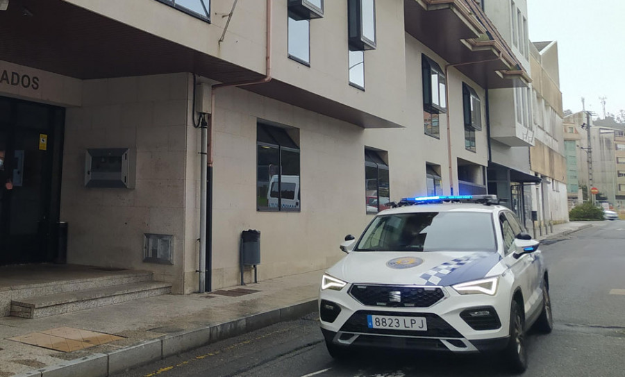 La Policía Local y Nacional de Ribeira detienen a un hombre en la calle por violencia de género