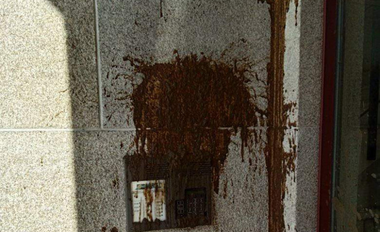 Malestar por el lanzamiento de excrementos sobre el portal de un piso de Os Olmos, en Cambados