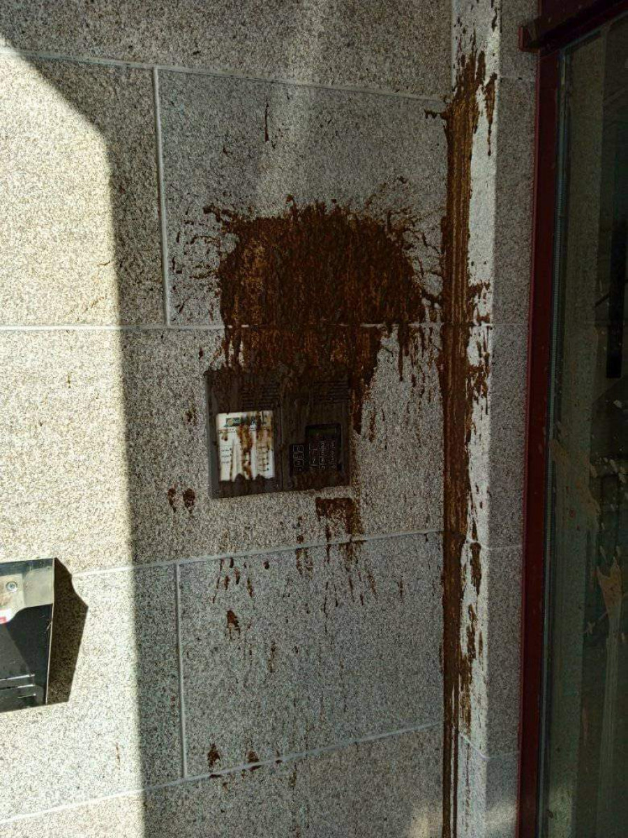 Malestar por el lanzamiento de excrementos sobre el portal de un piso de Os Olmos, en Cambados