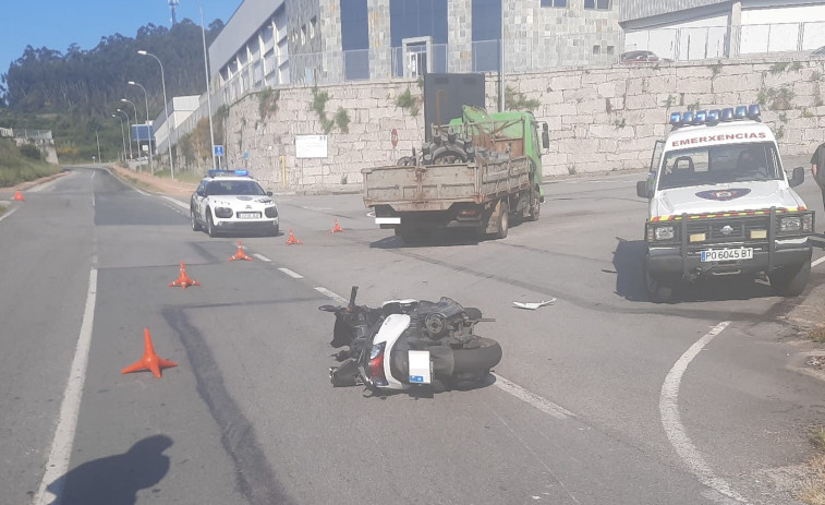 Un meisino resulta herido de consideración en un choque por alcance entre su moto y un camión