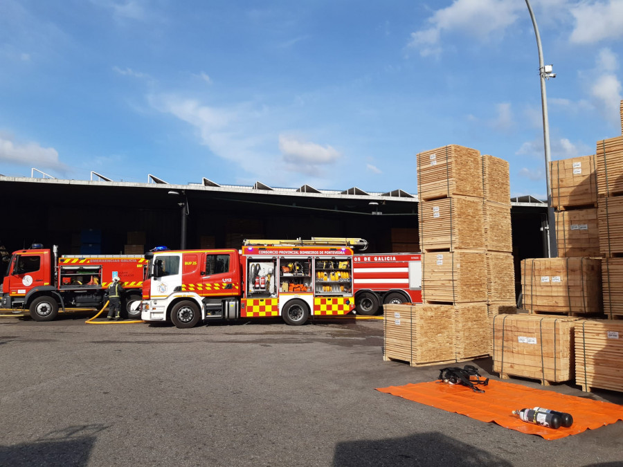 Sufre quemaduras durante el incendio en una empresa en Valga