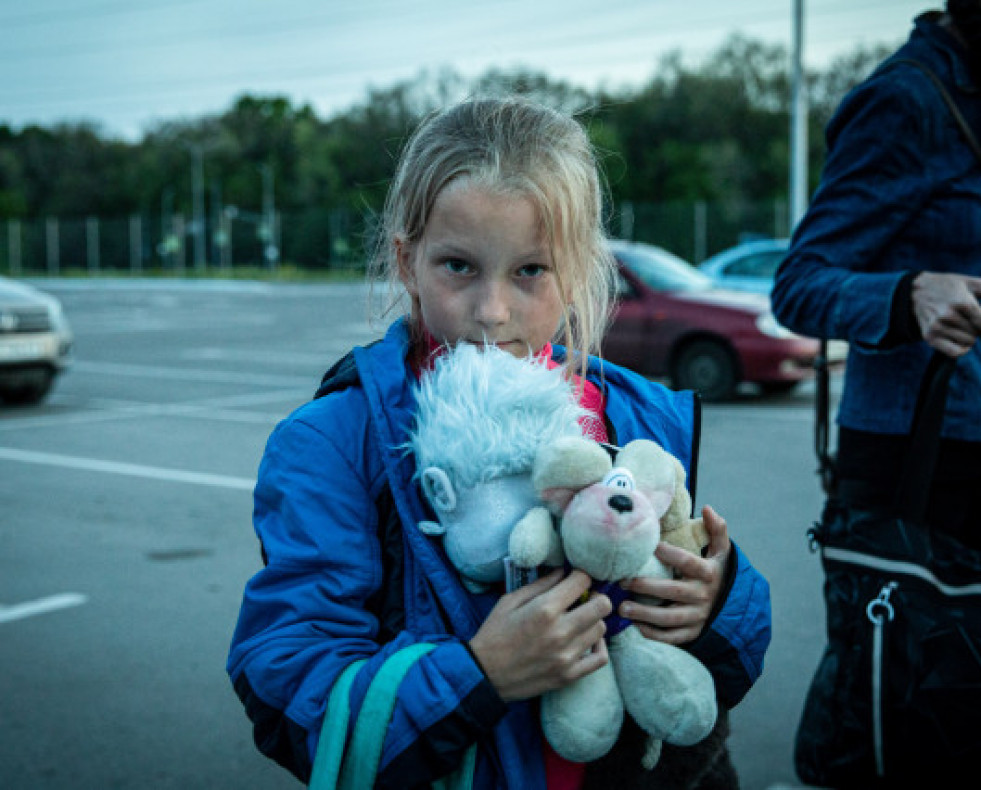 EuropaPress 4443694 11 may 2022 ukraine zaporizhia girl holds her doll as she gets off car mariupol