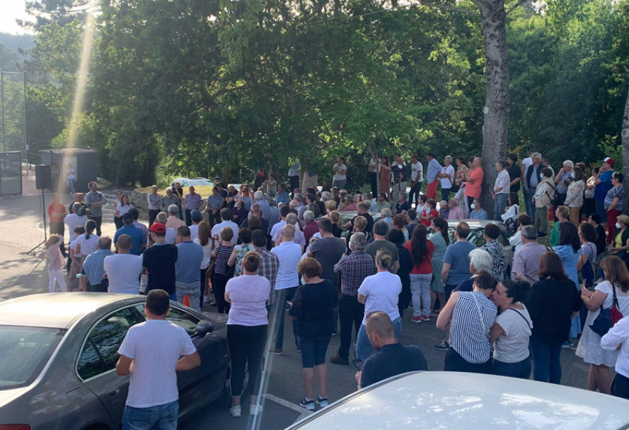 Decenas de vecinos de Moraña arropan a la exalcaldesa Luisa Piñeiro tras su absolución