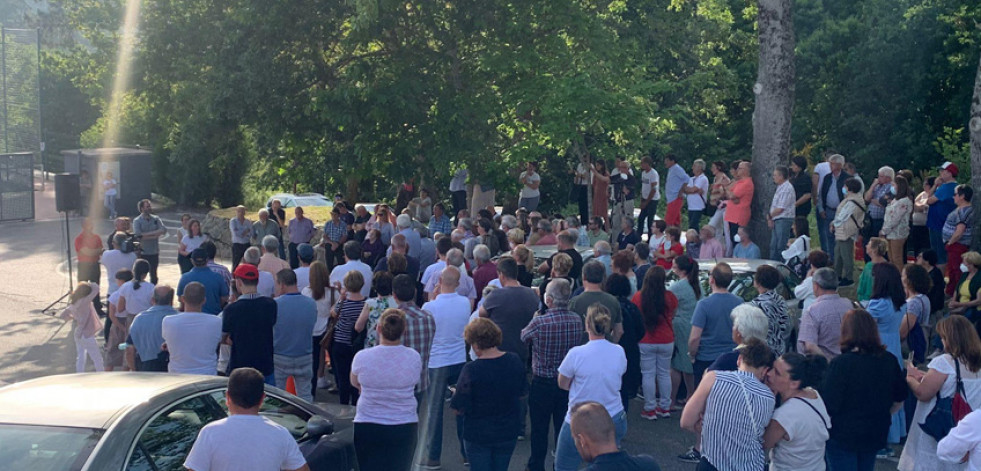 Decenas de vecinos de Moraña arropan a la exalcaldesa Luisa Piñeiro tras su absolución