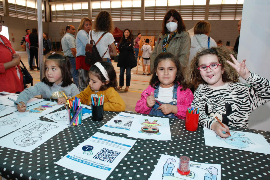 Ribadumia esquiva la lluvia para una tarde de juegos en la “Feira da Familia”