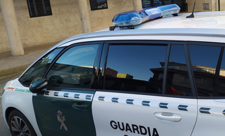 A Garda Civil investiga as causas do accidente vial no que perdeu a vida unha muller en Boiro