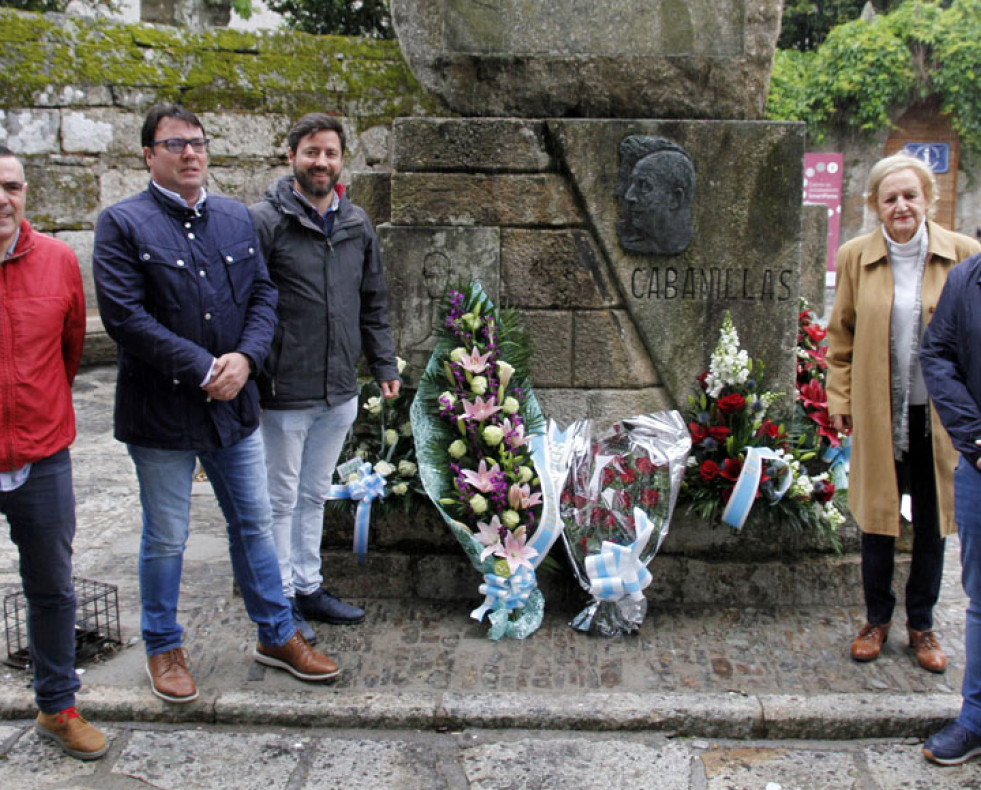 El Concello realiza la tradicional ofrenda floral a Cabanillas con motivo del Día das Letras Galegas